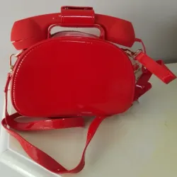 Sac Téléphone Rouge Vintage - L’Accessoire Rétro et Fun qui Appelle l’Originalité